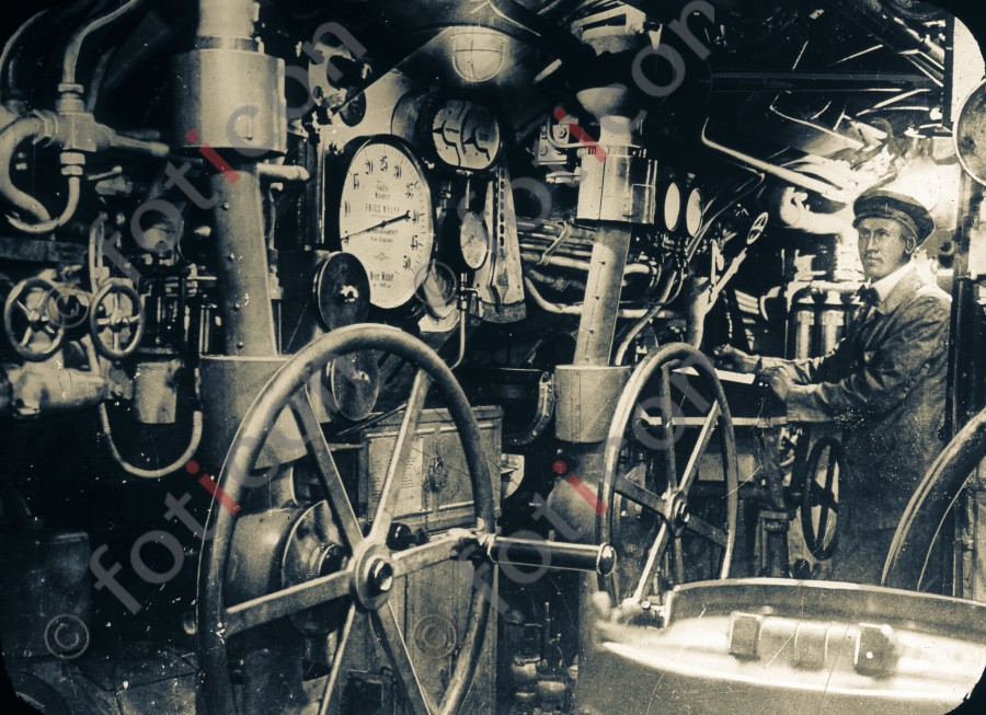 Maschinenhalle der Krupp-Werke | Machine hall of the Krupp company (foticon-600-roesch-roe02-sw-3.jpg)